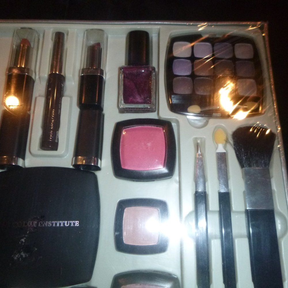 Large Color Ensemble Makeup Gift Set - Picture 4 of 8